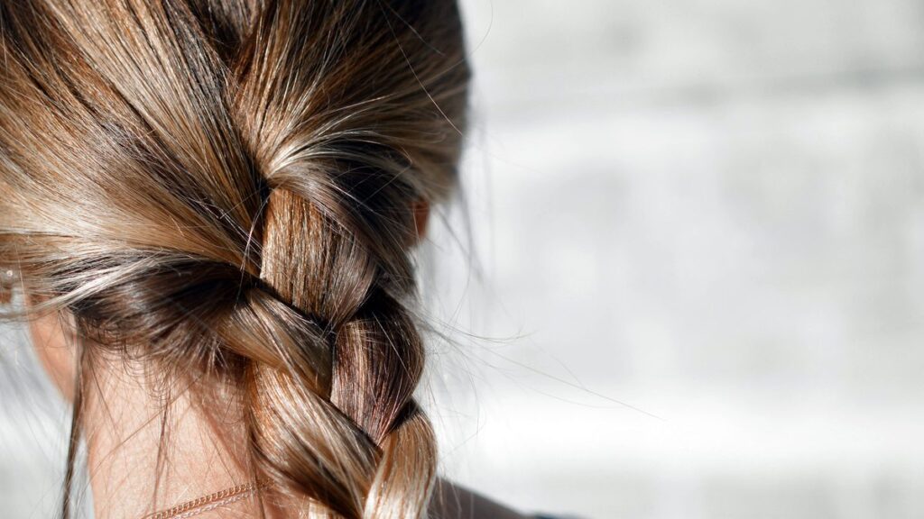 Shampoing sans sulfates : ce qui change vraiment sur le cheveu