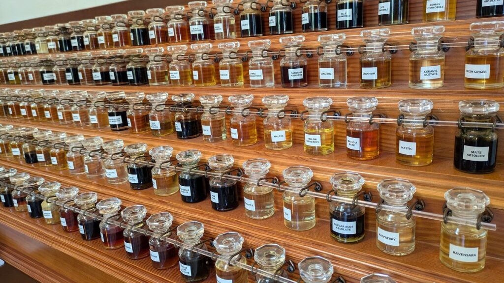Parfum naturel : pourquoi il tient moins, et ce que l’on y gagne