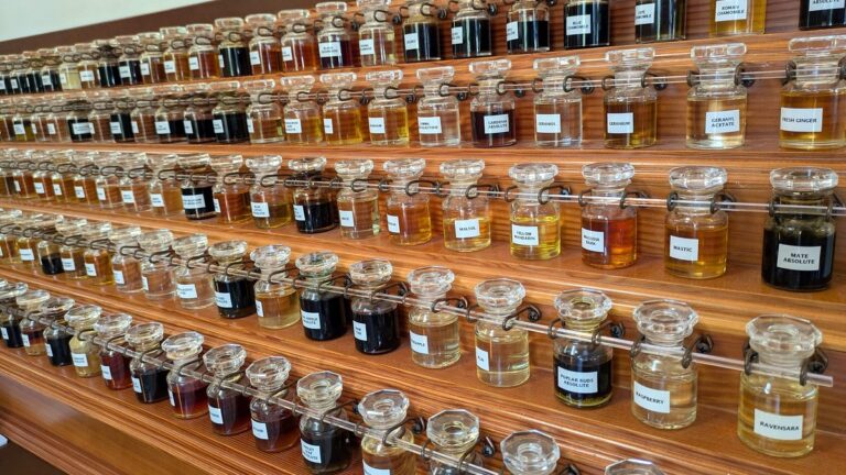Parfum naturel : pourquoi il tient moins, et ce que l’on y gagne